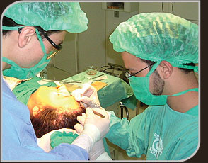 Dr. Márcio fazendo um implante de cabelo durante a pós-graduação no serviço do Prof. Ivo Pitanguy
