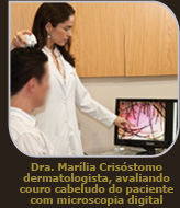 Dra. Marília avaliado couro cabeludo do paciente com Microscopia Digital