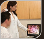 Dra. Marília Crisóstomo , dermatologista, avaliando couro cabeludo do paciente com microscopia digital Dra. Marília Crisóstomo , dermatologista, avaliando couro cabeludo do paciente com microscopia digital