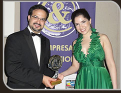 Dr. Márcio e sua irmã, Dra. Mara Crisóstomo com o prêmio