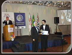 Dr. Márcio recebendo o prêmio do presidente da ASSMERCOSUL