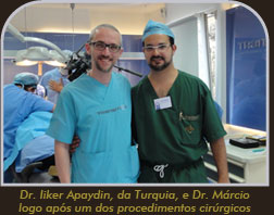 Foto do Dr. Márcio logo após um procedimento cirúrgico no Workshop Follicular Unit Extraction na Turquia