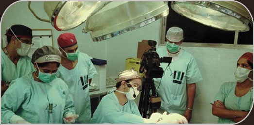 Dr. Márcio demonstrando a técnica FUE no Centro Cirúrgico do Prof. Ivo Pintanguy