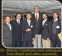 Foto do Dr. Márcio Crisóstomo e colegas brasileiros e de outros países