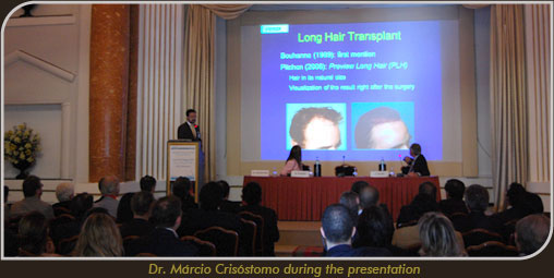 Dr. Márcio Crisóstomo durante palestra de Transplante Capilar em Capri