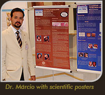 Dr. Márcio ao lado dos Pôsteres Científicos