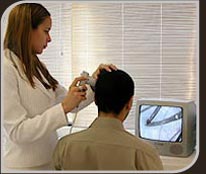 Dra. Manoela Crisóstomo usando Microscopia Digital do couro cabeludo Dra. Manoela Crisóstomo usando Microscopia Digital do couro cabeludo