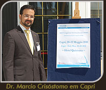 Dr. Márcio Crisóstomo em Capri na entrada do Congresso Dr. Márcio Crisóstomo em Capri na entrada do Congresso