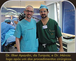 Dr. Ilker Apaydin, da Turquia, e Dr. Márcio Crisóstomo logo após um dos procedimentos cirúrgicos.