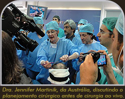 Dra. Jennifer Martinik, da Austrália, discutindo o planejamento cirúrgico antes de cirurgia ao vivo.